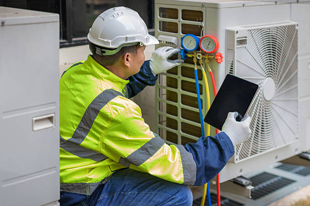 Professional Hvac technician working in Bradenton Beach, FL